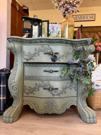 Jaelynn: Bombe Dresser