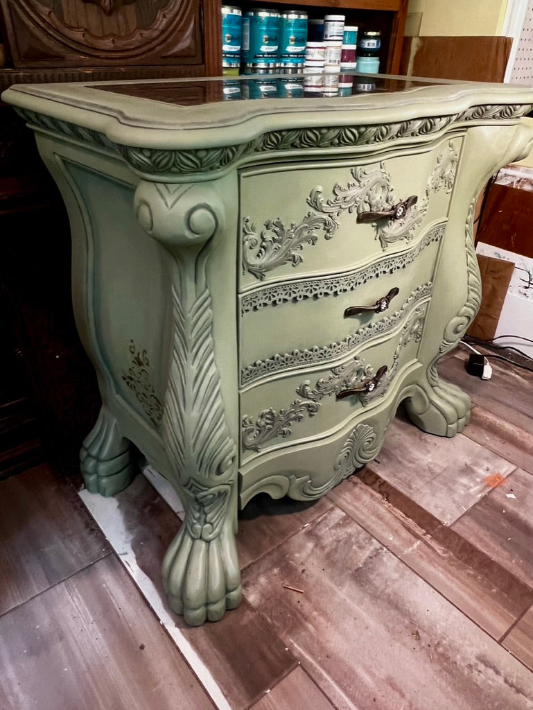 Jaelynn: Bombe Dresser